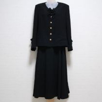 黒ロゴリボン付きスーツ
