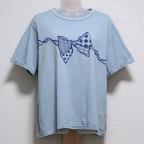 ブルーグレーロゴリボンプリントTシャツ