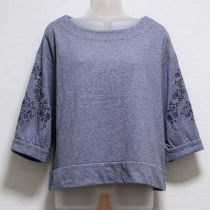 グレーフラワー刺繍カットソー