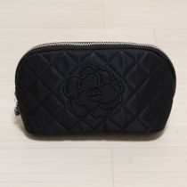 黒カメリアキルティングポーチ