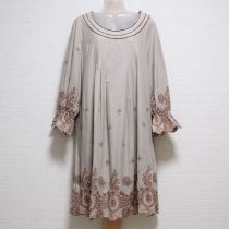 【ゆったり】ベージュ系エンブロイダリーワンピース【11号】