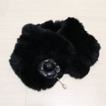 黒パールコサージュ付きファーマフラー