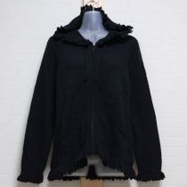 黒モチーフ付きニットパーカー