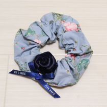 ブルーグレー薔薇モチーフ付きシュシュ