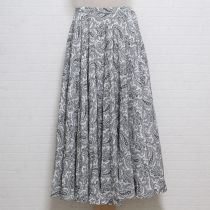 白×黒ペイズリースカート
