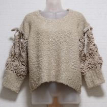 ベージュクロッシェ袖セーター