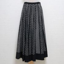 黒モノトーン小花スカート