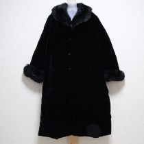 黒ファー使いベロア羽毛ロングコート