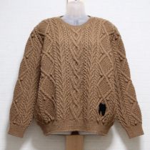 ベージュロゴ入りケーブル編みセーター