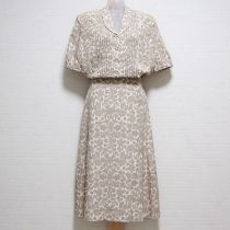 白×ベージュ系プリントワンピース