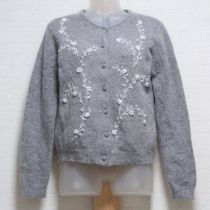 グレー花刺繍カーディガン