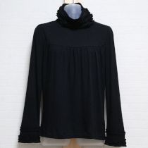 黒フリル使いハイネックカットソー