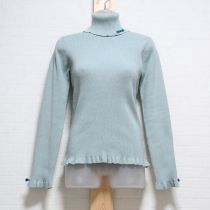ブルーグレーリボン付きリブタートルセーター