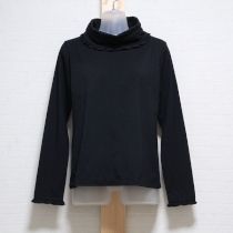黒ロゴ入りオフタートルカットソー