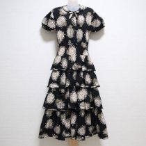 黒マーガレットブーケ段々ワンピース