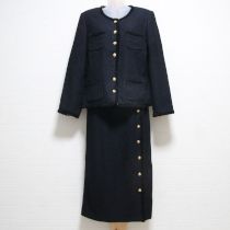 黒ブレード使いパールボタンスーツ