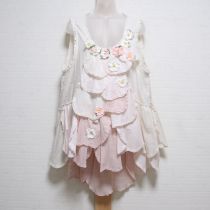 ピンク系花びらフリルタブリエ