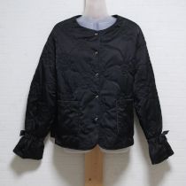 黒カメリアキルティングノーカラージャケット