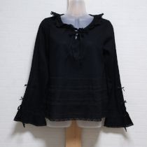 黒レース使いローンブラウス