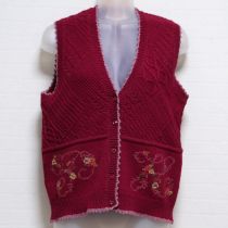 ボルドーロゴ刺繍模様編みベスト
