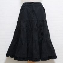 黒ピコフリル使い段々切替えスカート