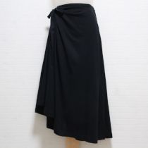 黒カットソーフレアースカート