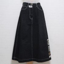 黒ネーム使いロゴデニムスカート