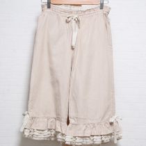 ベージュ裾フリルシャーリングハーフパンツ【L】