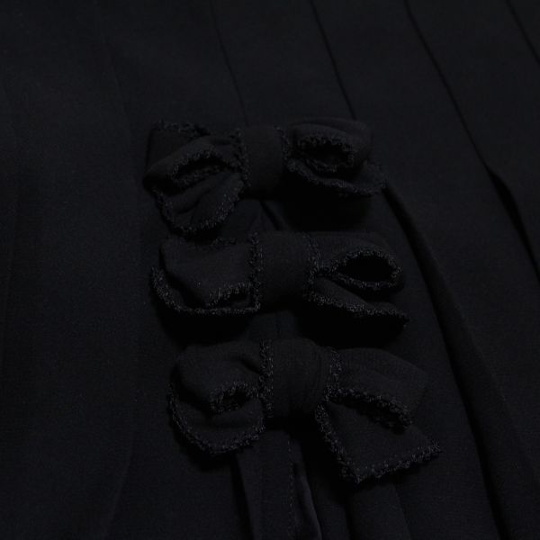 黒リボン使いスーツ