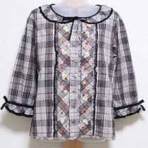 黒系チェック苺刺繍ブラウス