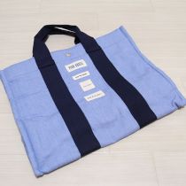 水色ロゴパッチ付きトートバッグ