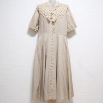 ベージュレース使いピンタックワンピース