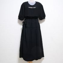 黒ロゴ刺繍たくし上げワンピース