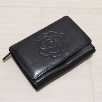 黒カメリア型押しレザー財布
