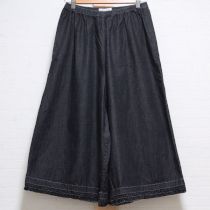 黒フリル使いデニムワイドパンツ