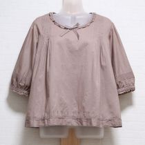 モカロゴ刺繍入りローンブラウス