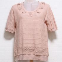 ピンクフラワーモチーフ付き模様編みセーター