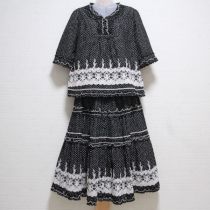 黒ドット刺繍入りローンブラウス&スカート