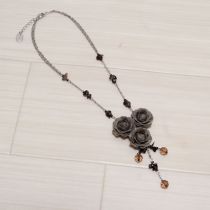 茶系花モチーフネックレス