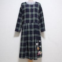 紺系チェックネーム使いワンピース