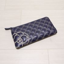 パープルカメリア刺繍キルティング長財布