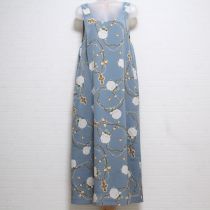 ブルーグレーカメリアとアクセサリーポリジャンパースカート