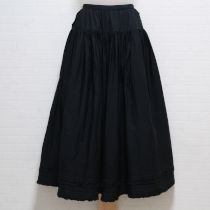 黒ピンタックスカート