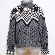 黒系花モチーフタートルセーター