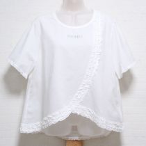 白ロゴ刺繍ピコフリルローンブラウス