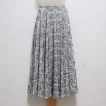 白×黒ペイズリースカート
