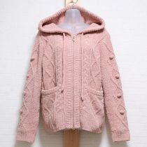 ピンクモチーフ付きケーブル編みニットパーカー