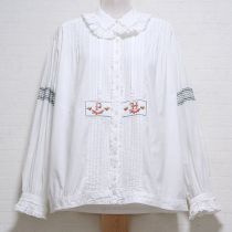 白ロゴ刺繍入りレース使いブラウス