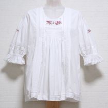 白ロゴ刺繍挟みレース半袖ブラウス