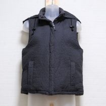 黒フード付きダウンベスト